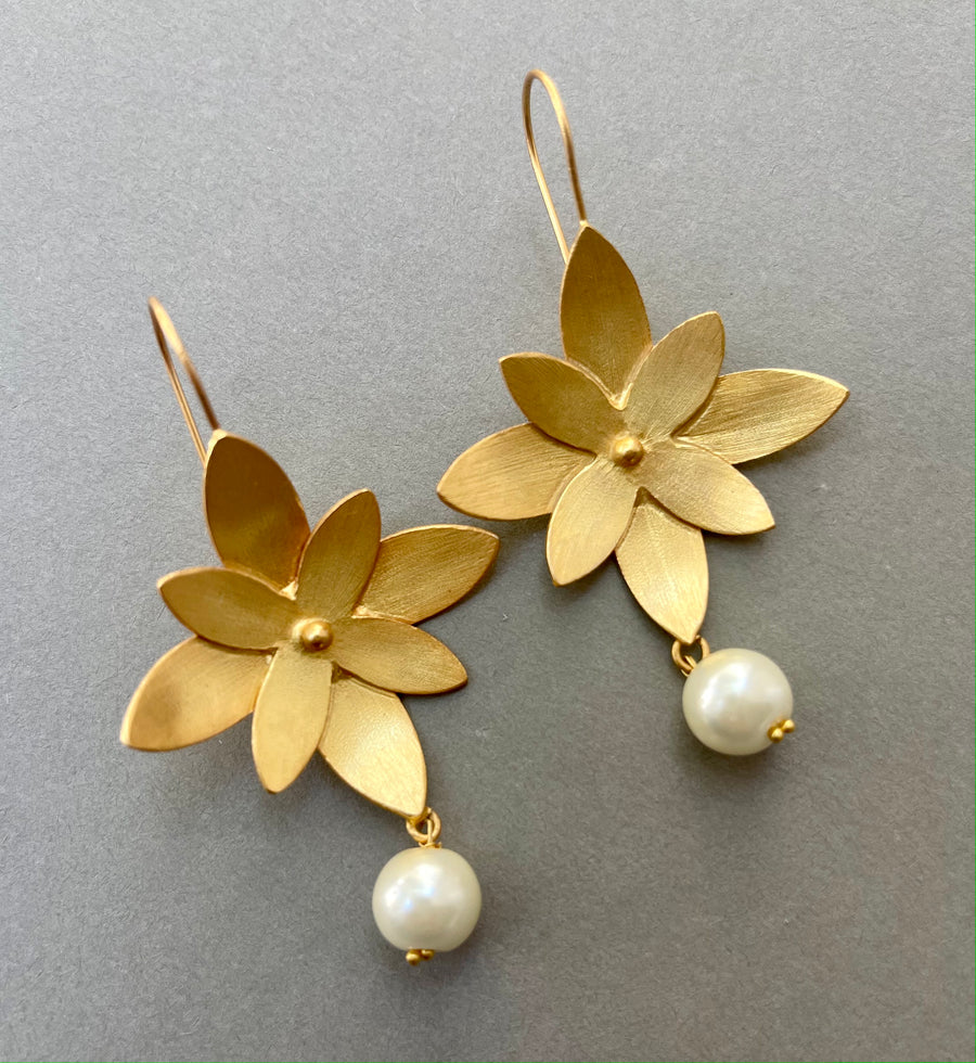 TGH 18 K GOLD PLATED LAYERED FLORAL/PEARL EARRING